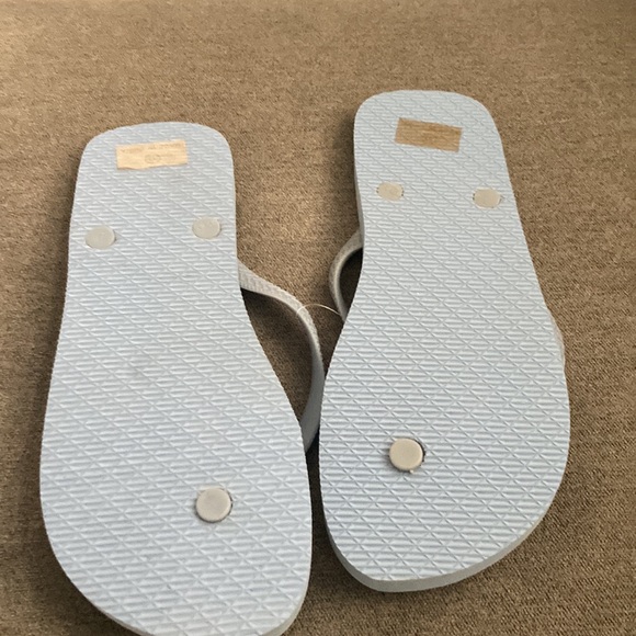 BNWT large flip flops - Picture 4 of 4